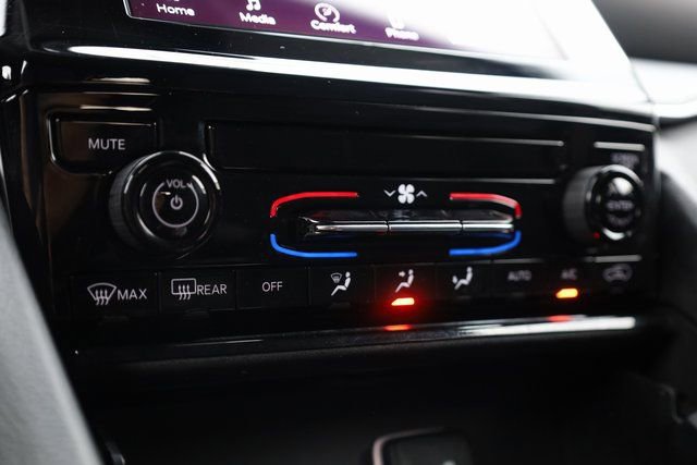 Used 2023 Jeep Grand Cherokee Laredo image 24