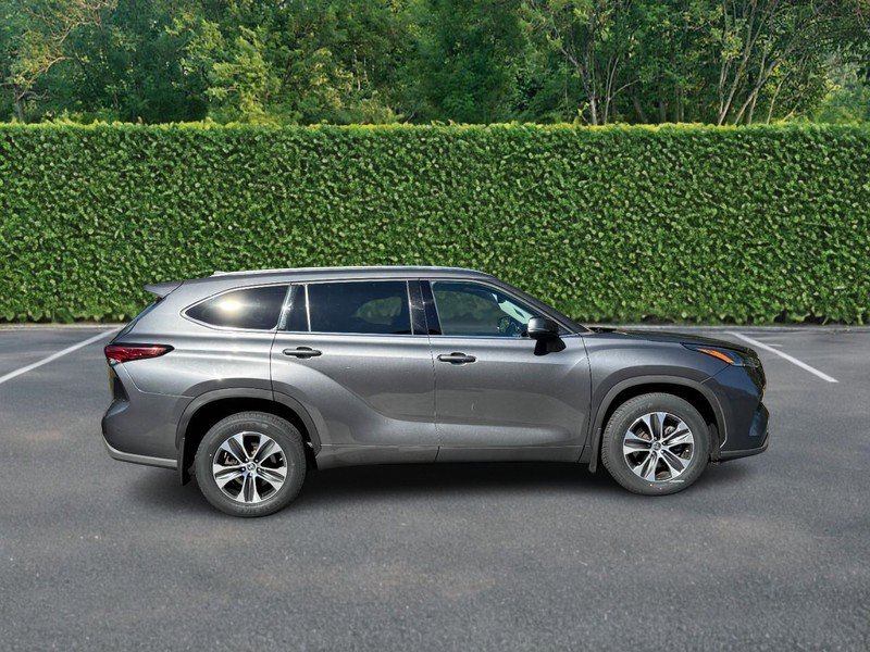 Used 2021 Toyota Highlander XLE image 2