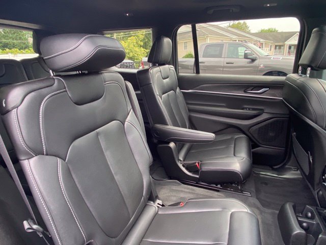 Used 2025 Jeep Grand Cherokee L Limited w/ Black Appearance Package AWD/4WD image 24