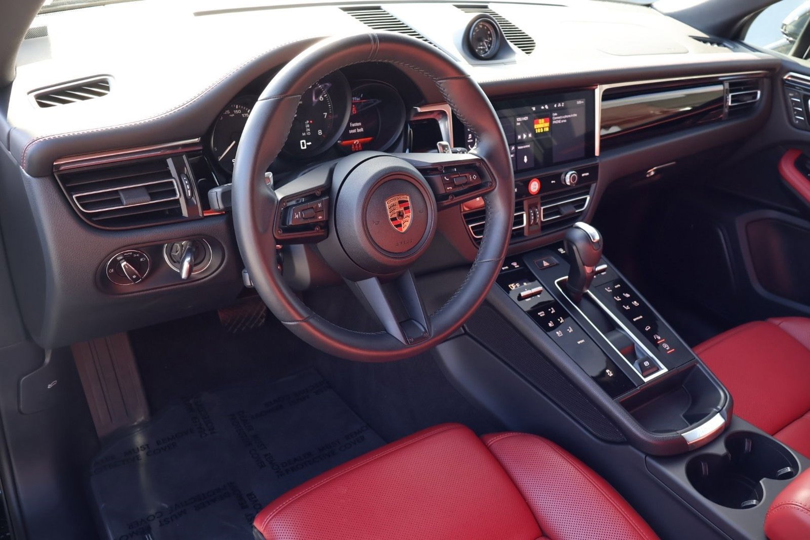 Certified 2025 Porsche Macan image 4