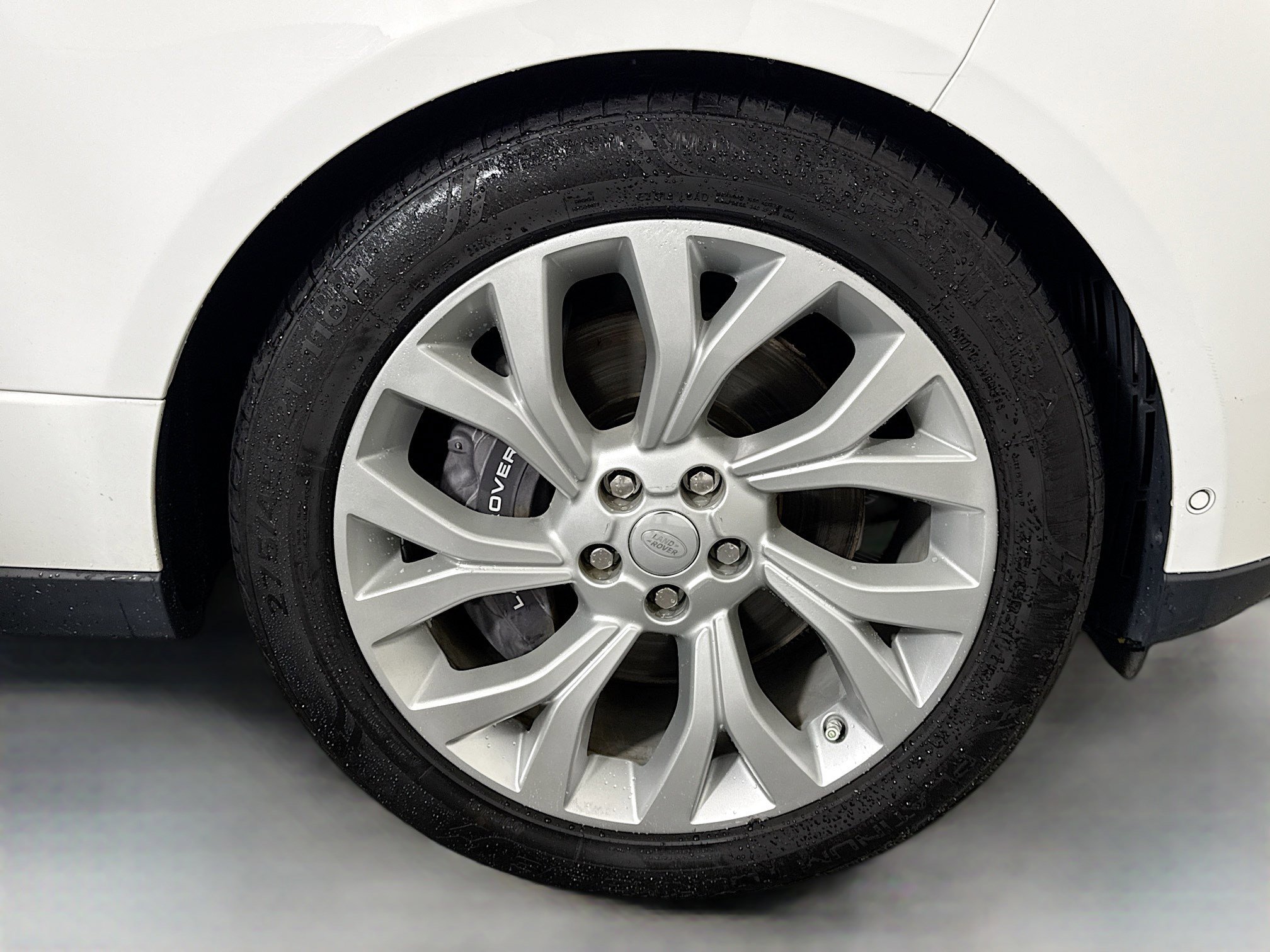 Used 2020 Land Rover Range Rover HSE image 32