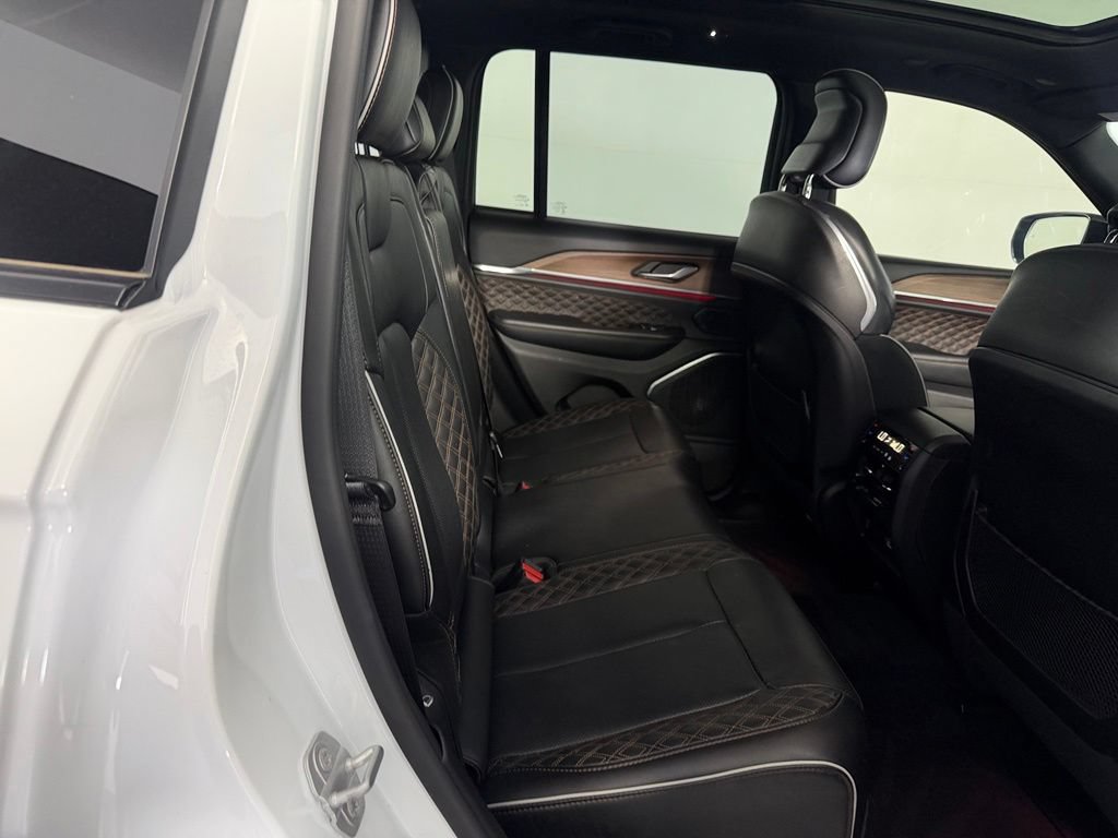 Used 2025 Jeep Grand Cherokee Summit w/ Obsidian Package AWD/4WD image 19