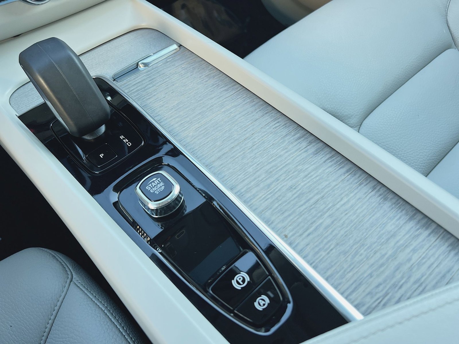 Used 2023 Volvo XC60 B5 Plus image 22