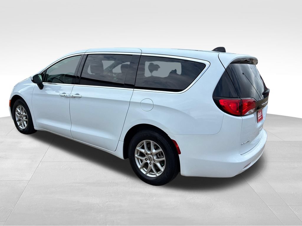 Used 2023 Chrysler Voyager LX FWD image 3