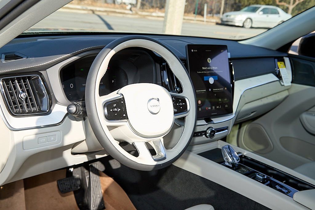 New 2026 Volvo XC60 T8 Ultra w/ Protection Package Premier image 13