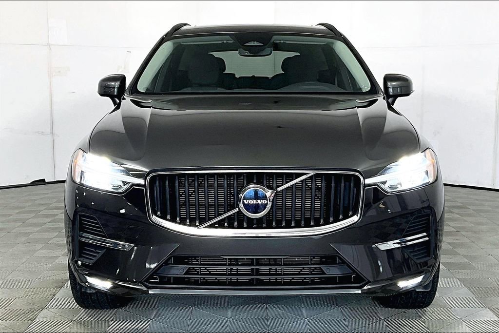 Used 2022 Volvo XC60 B5 Momentum image 3