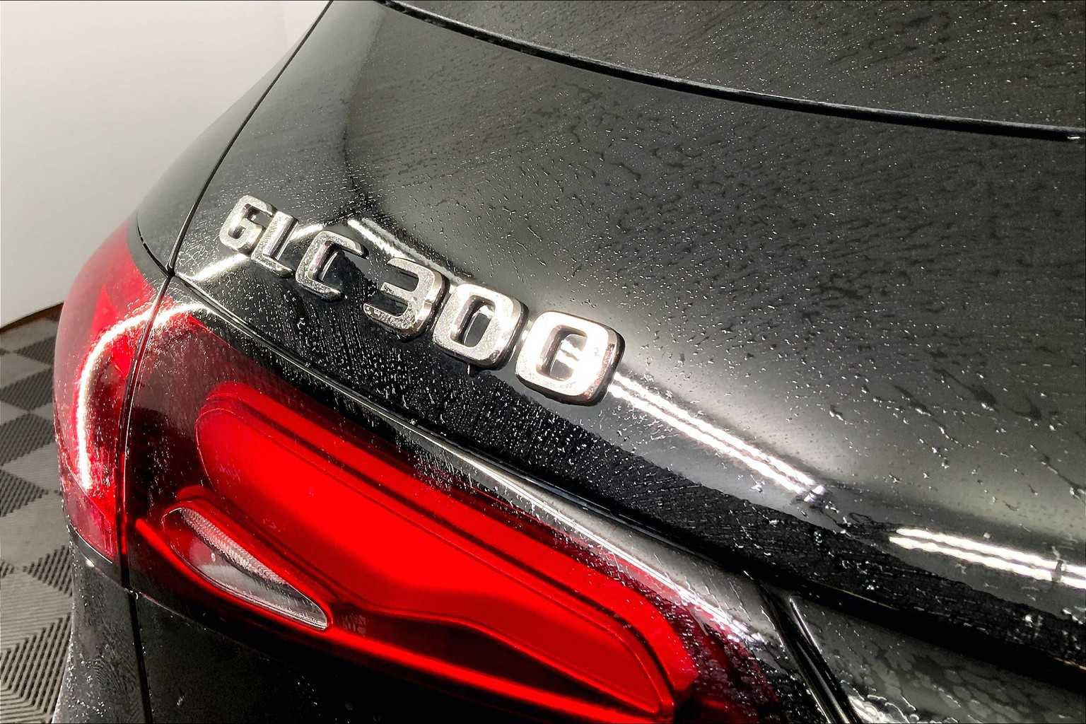 Used 2025 Mercedes-Benz GLC 300 4MATIC image 7