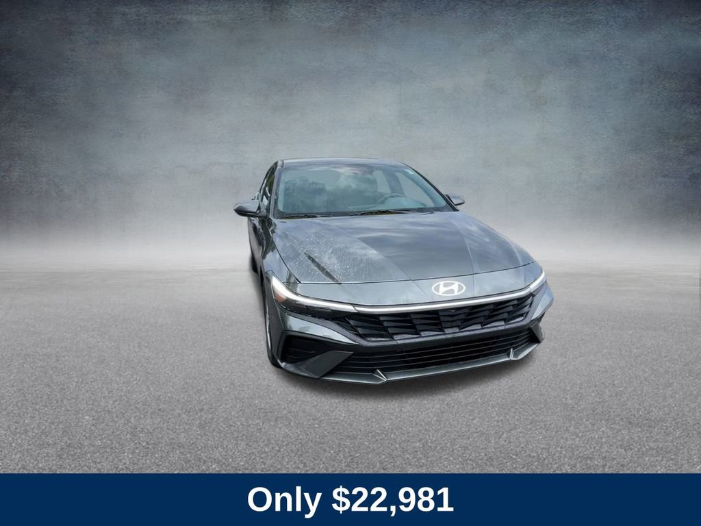 Used 2025 Hyundai Elantra SE image 4