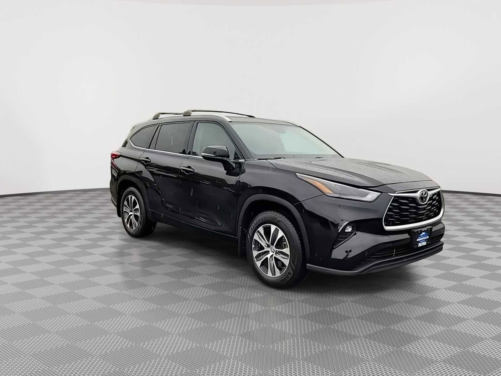 Used 2022 Toyota Highlander XLE image 2