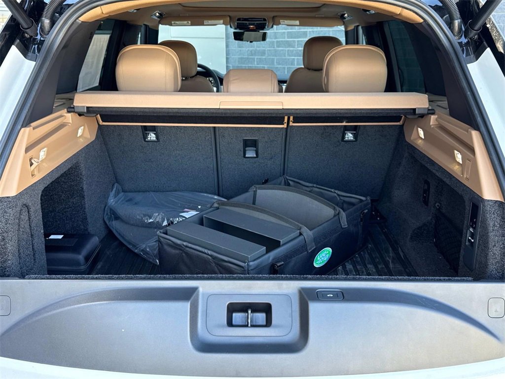 New 2025 Land Rover Range Rover SE image 6