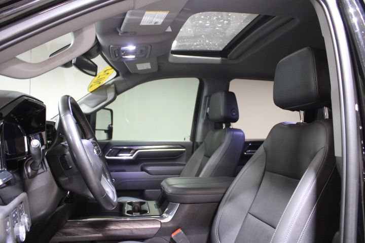 Used 2024 Chevrolet Silverado 2500 LTZ w/ LTZ Convenience Package AWD/4WD image 3