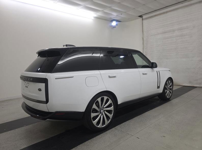 Used 2023 Land Rover Range Rover Long Wheelbase SE AWD/4WD image 3