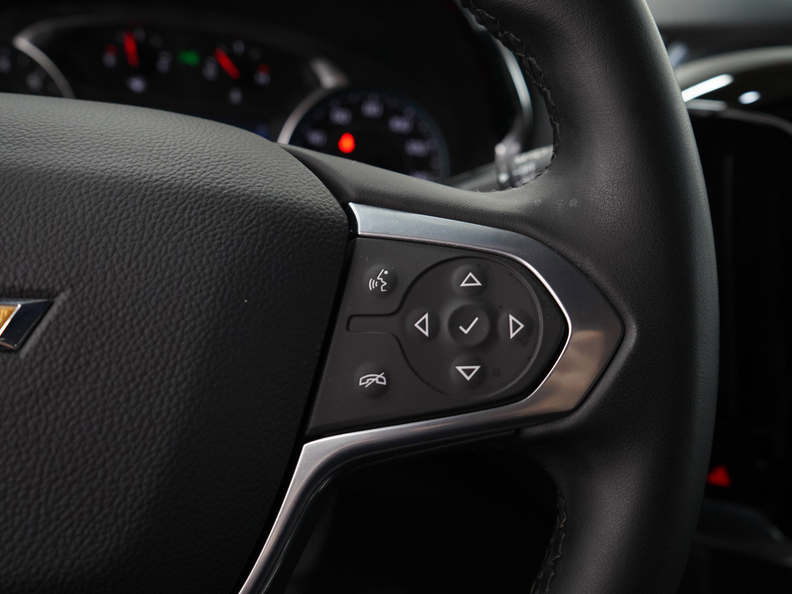 Used 2024 Chevrolet Traverse LT w/ Rear Camera Mirror Package image 30