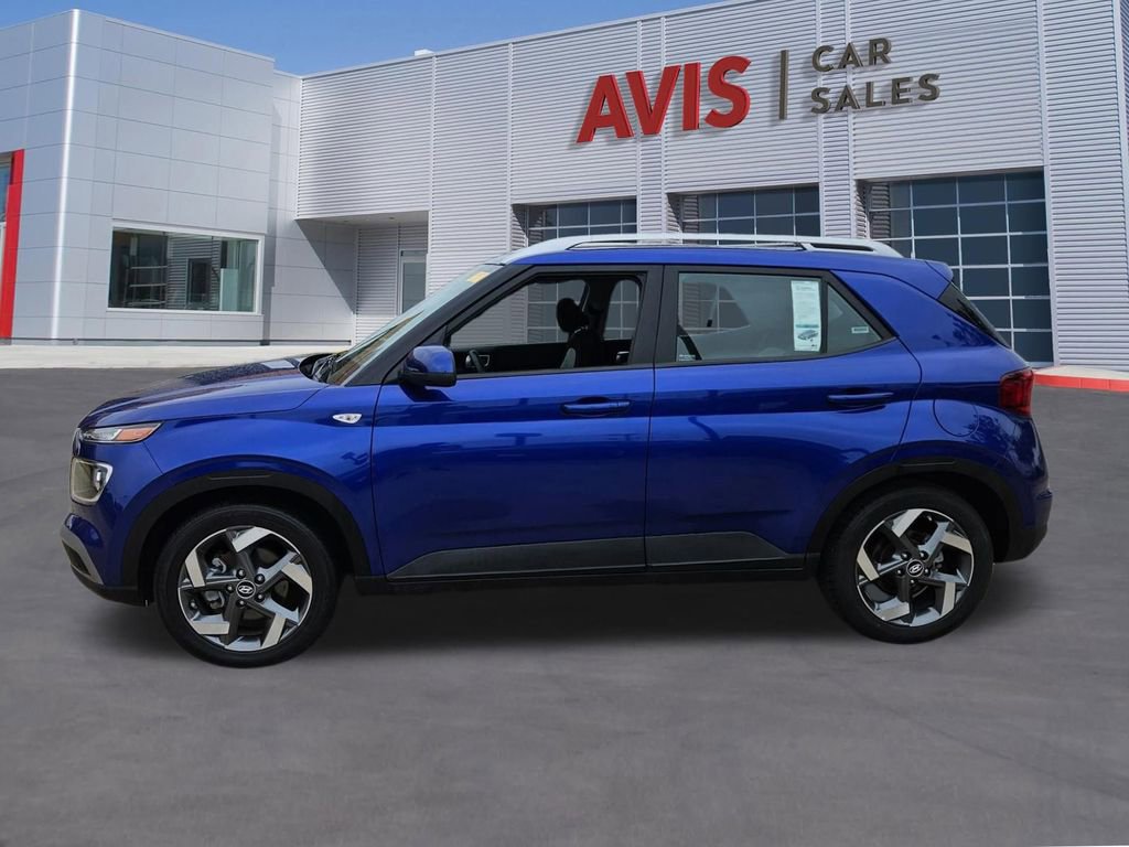 Used 2025 Hyundai Venue SEL FWD image 2
