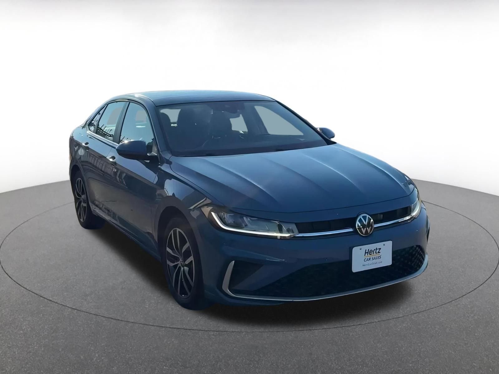 Used 2025 Volkswagen Jetta SE image 3