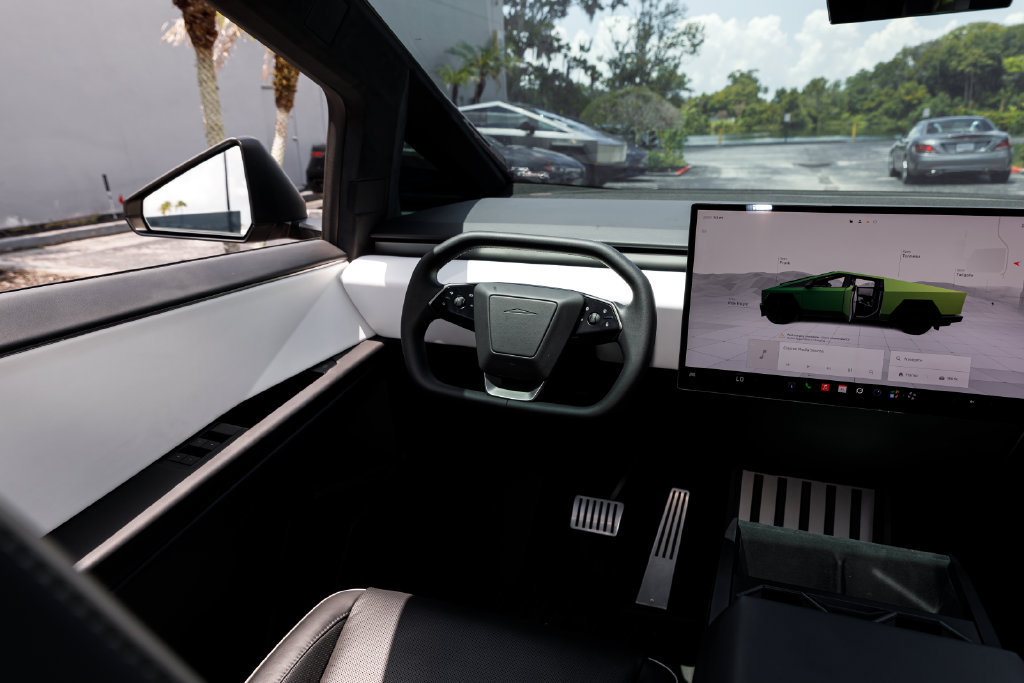Used 2024 Tesla Cybertruck AWD Crew Cab image 19