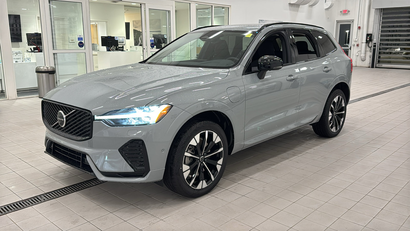 New 2027 Volvo XC60 T8 Plus AWD/4WD image 9