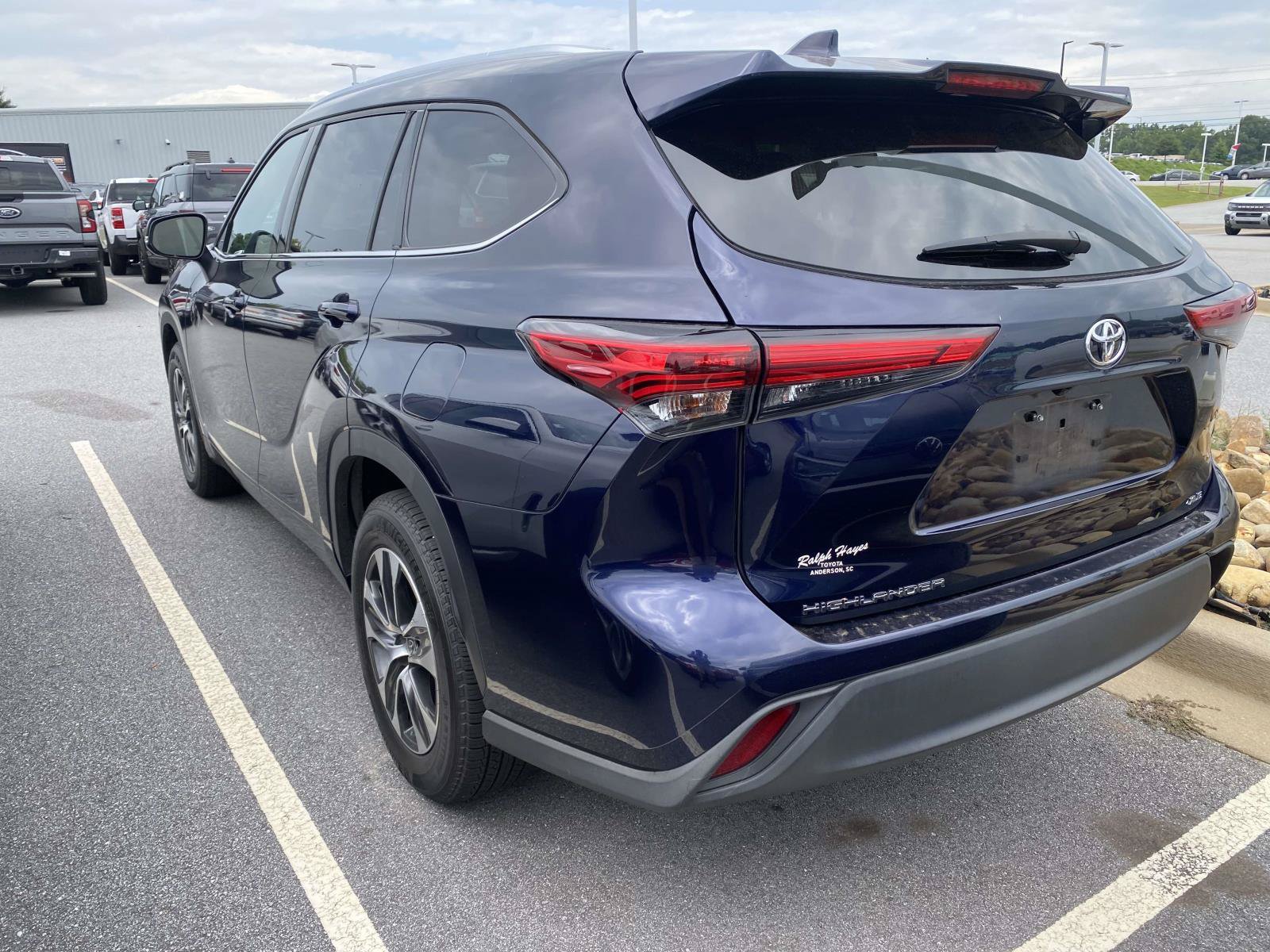 Used 2021 Toyota Highlander XLE FWD image 5