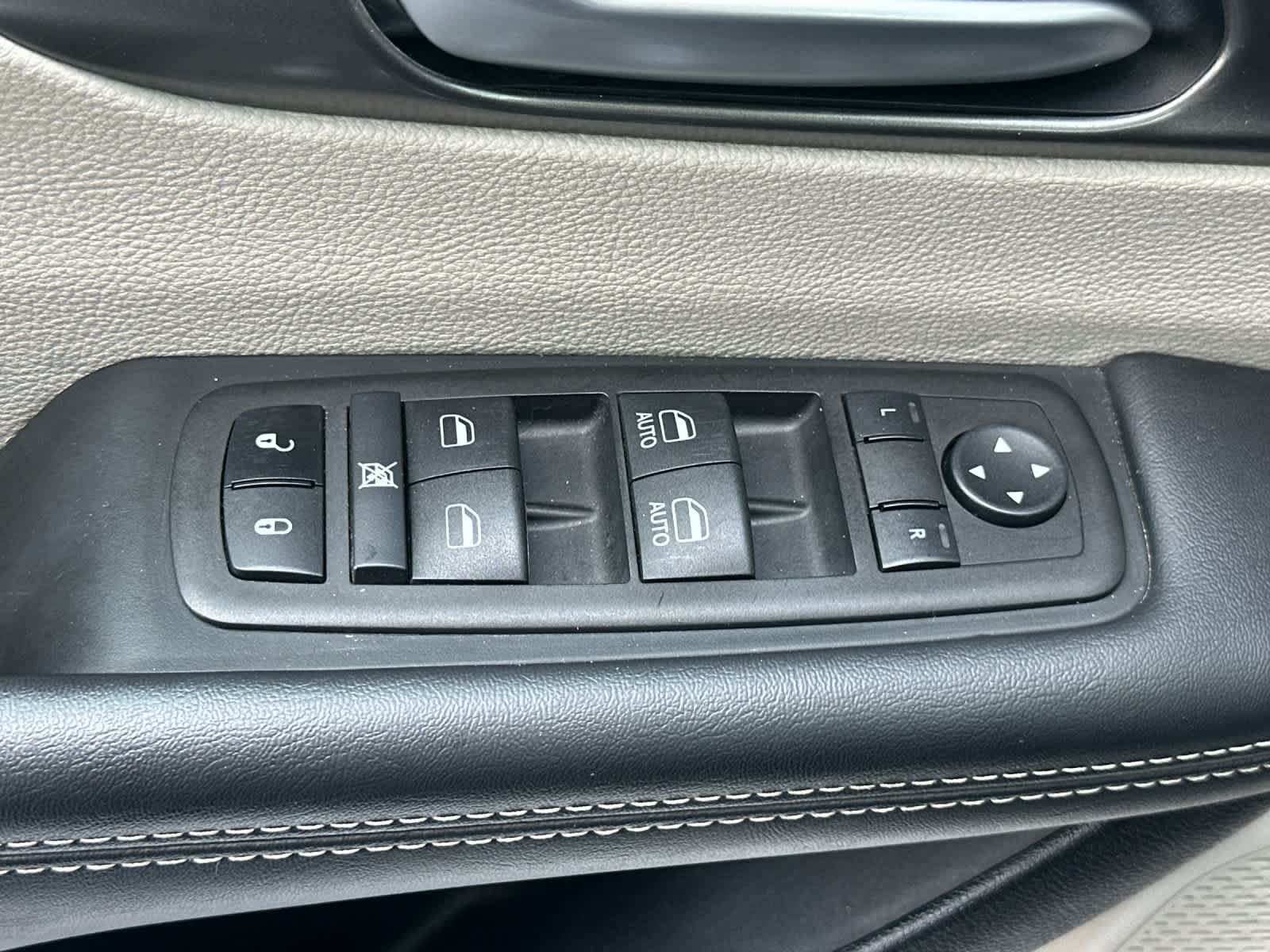 Used 2024 Chrysler Pacifica Touring-L FWD image 13