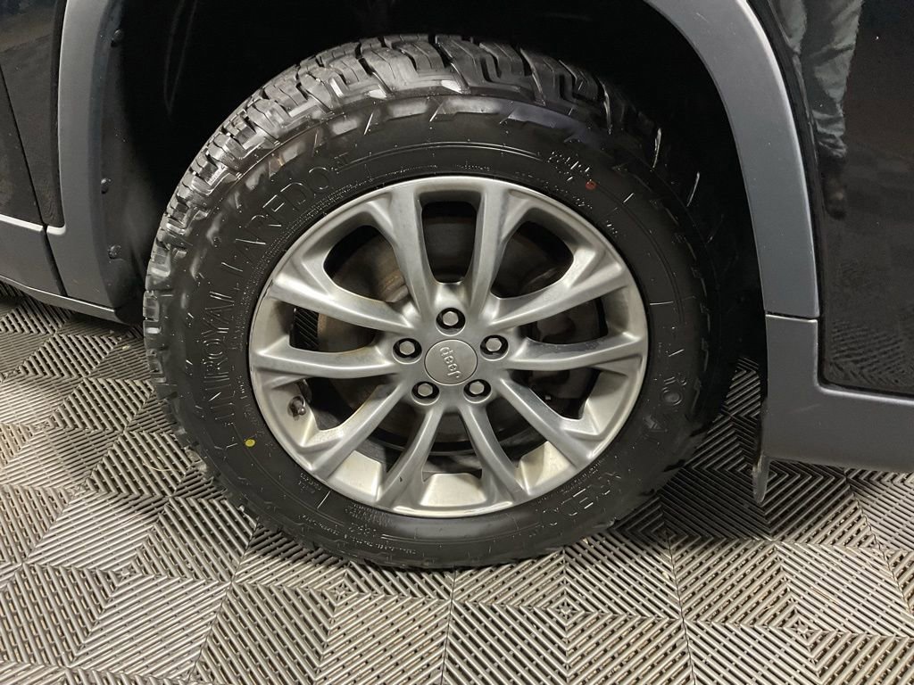 Used 2020 Jeep Cherokee Latitude Plus w/ Cold Weather Group image 35