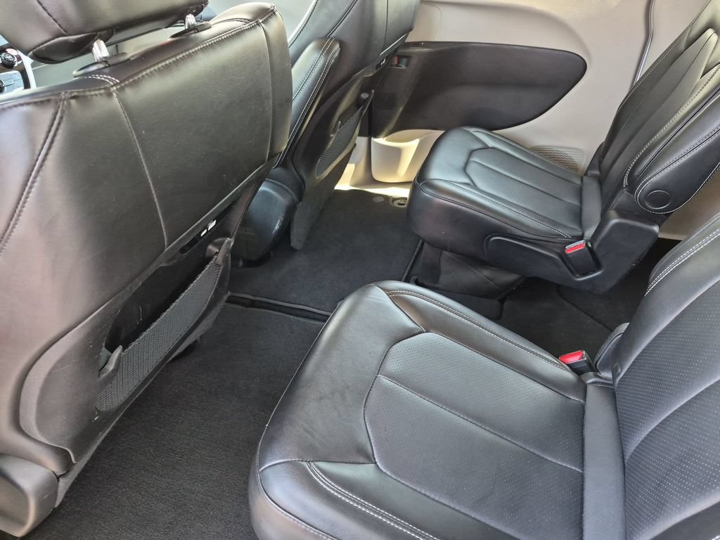 Used 2023 Chrysler Pacifica Touring-L FWD image 32