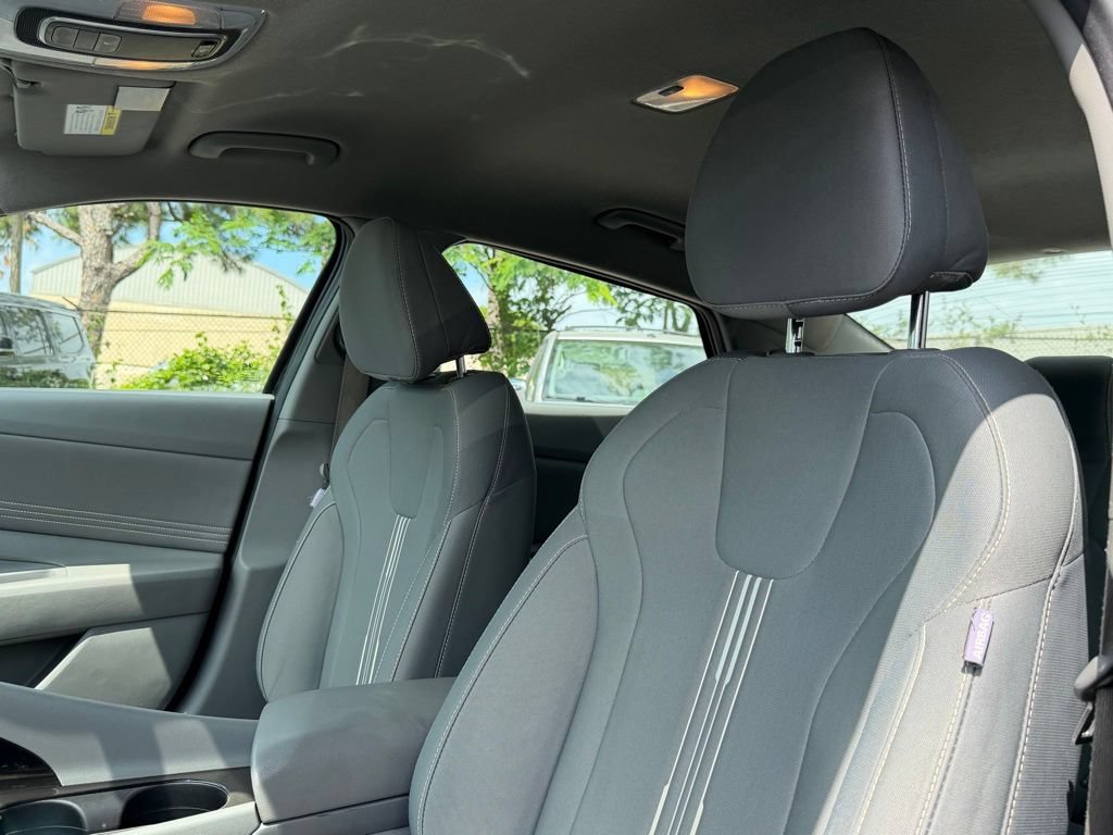 Used 2022 Hyundai Elantra SEL w/ Convenience Package FWD image 9