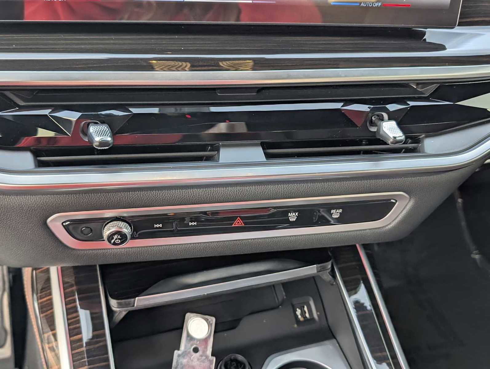 Used 2024 BMW X7 M60i w/ Executive Package image 18