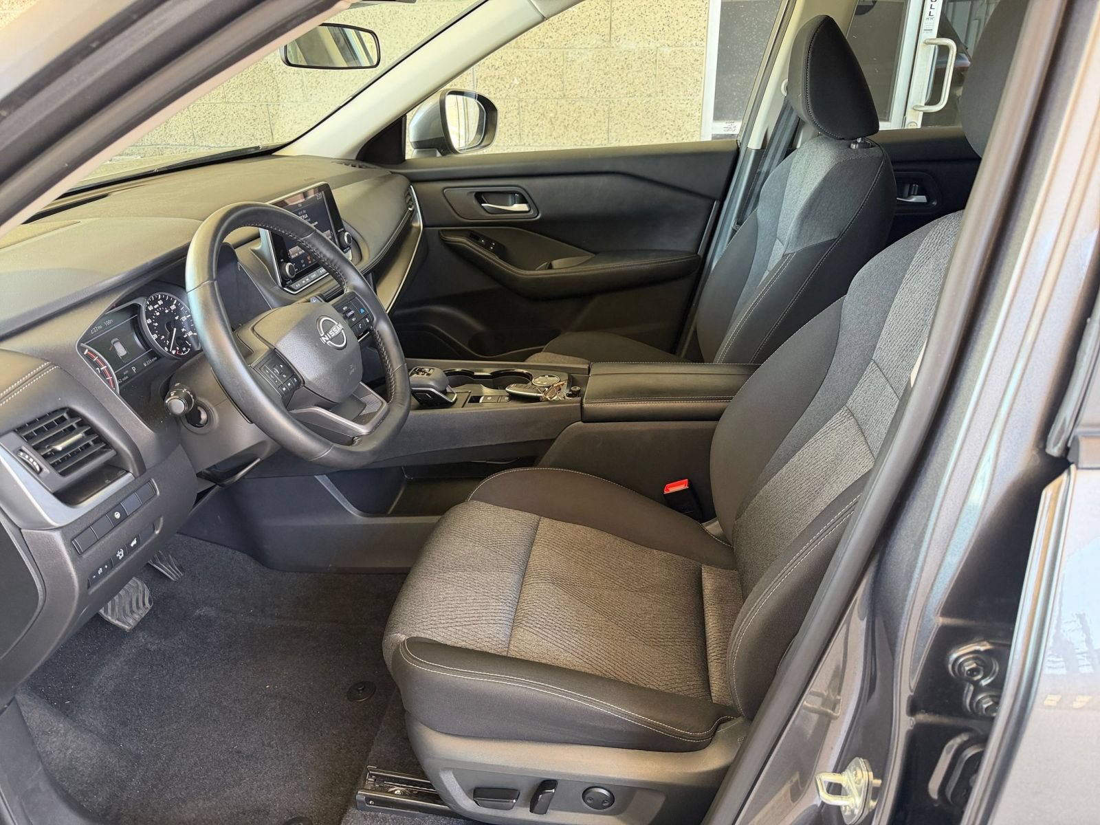 Used 2025 Nissan Rogue SV AWD/4WD image 29