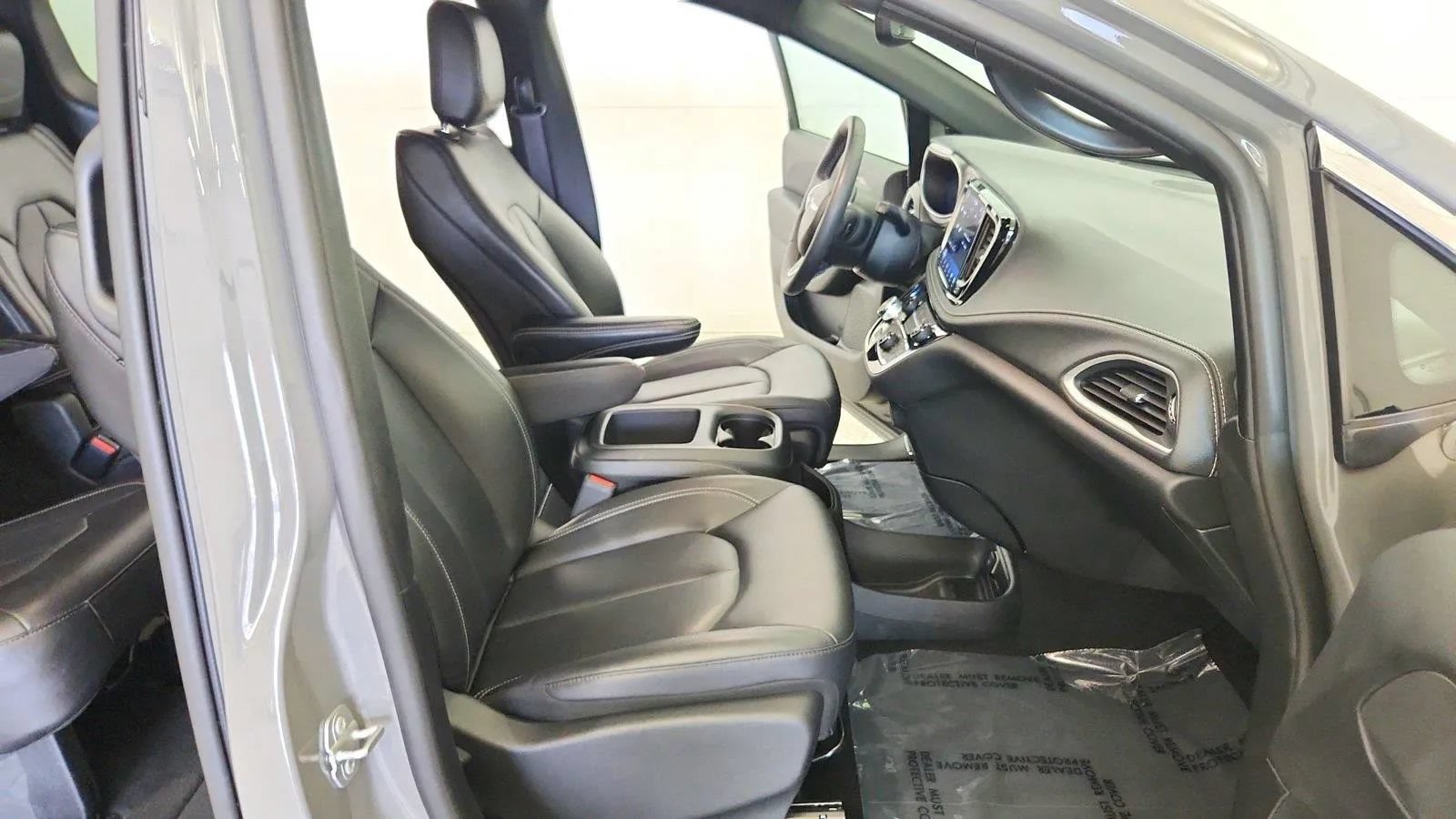 Used 2025 Chrysler Pacifica Select FWD image 30