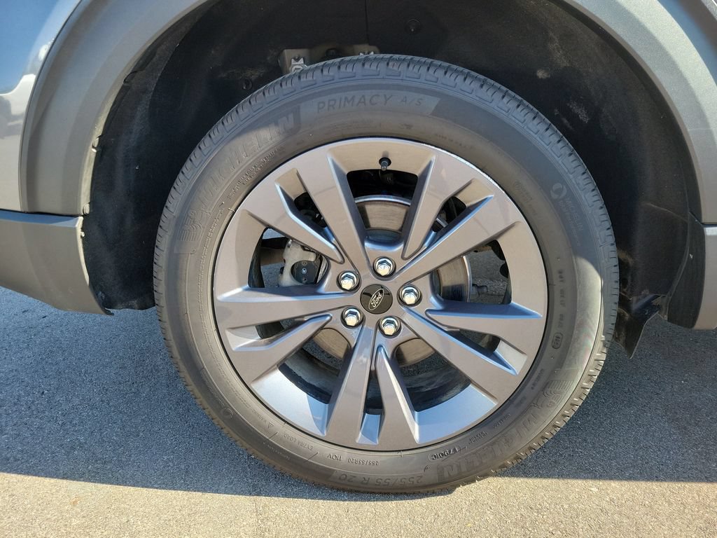 Used 2024 Ford Explorer XLT w/ Equipment Group 202A AWD/4WD image 5