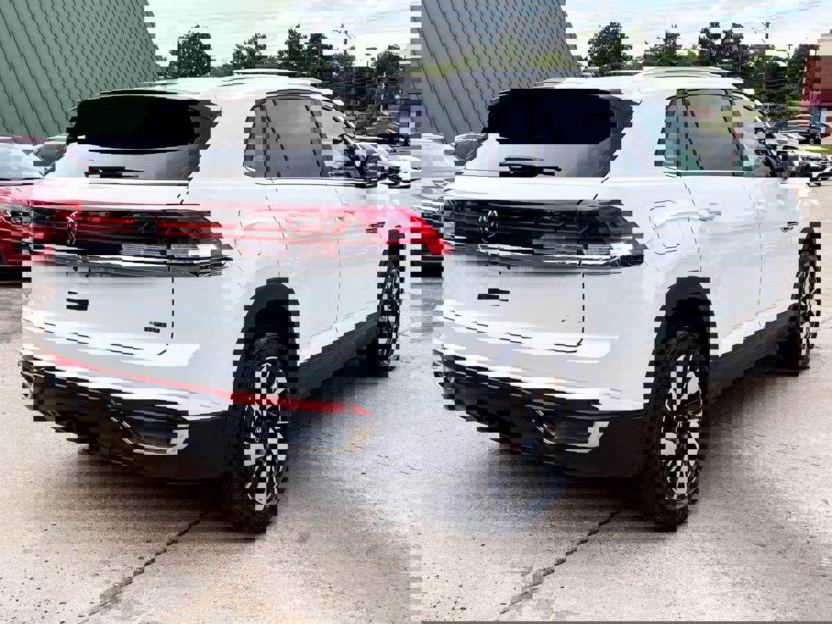 Used 2024 Volkswagen Atlas Cross Sport SE w/ Panoramic Sunroof Package image 6