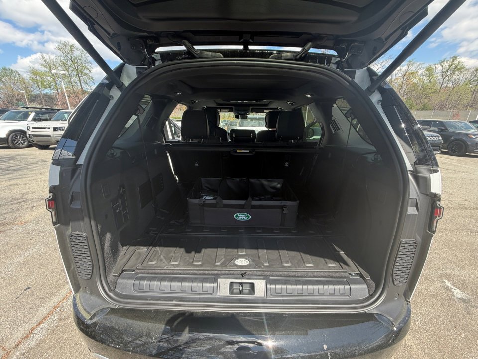 New 2026 Land Rover Discovery Limited Edition AWD/4WD image 15