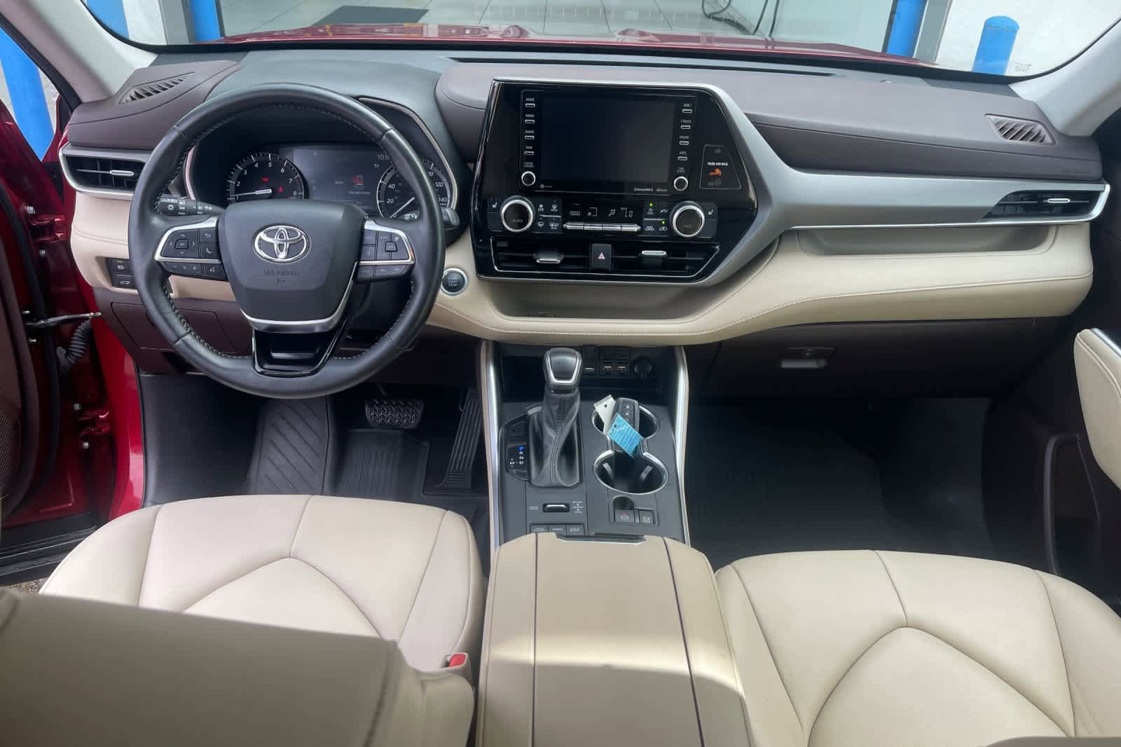 Used 2021 Toyota Highlander XLE AWD/4WD image 11