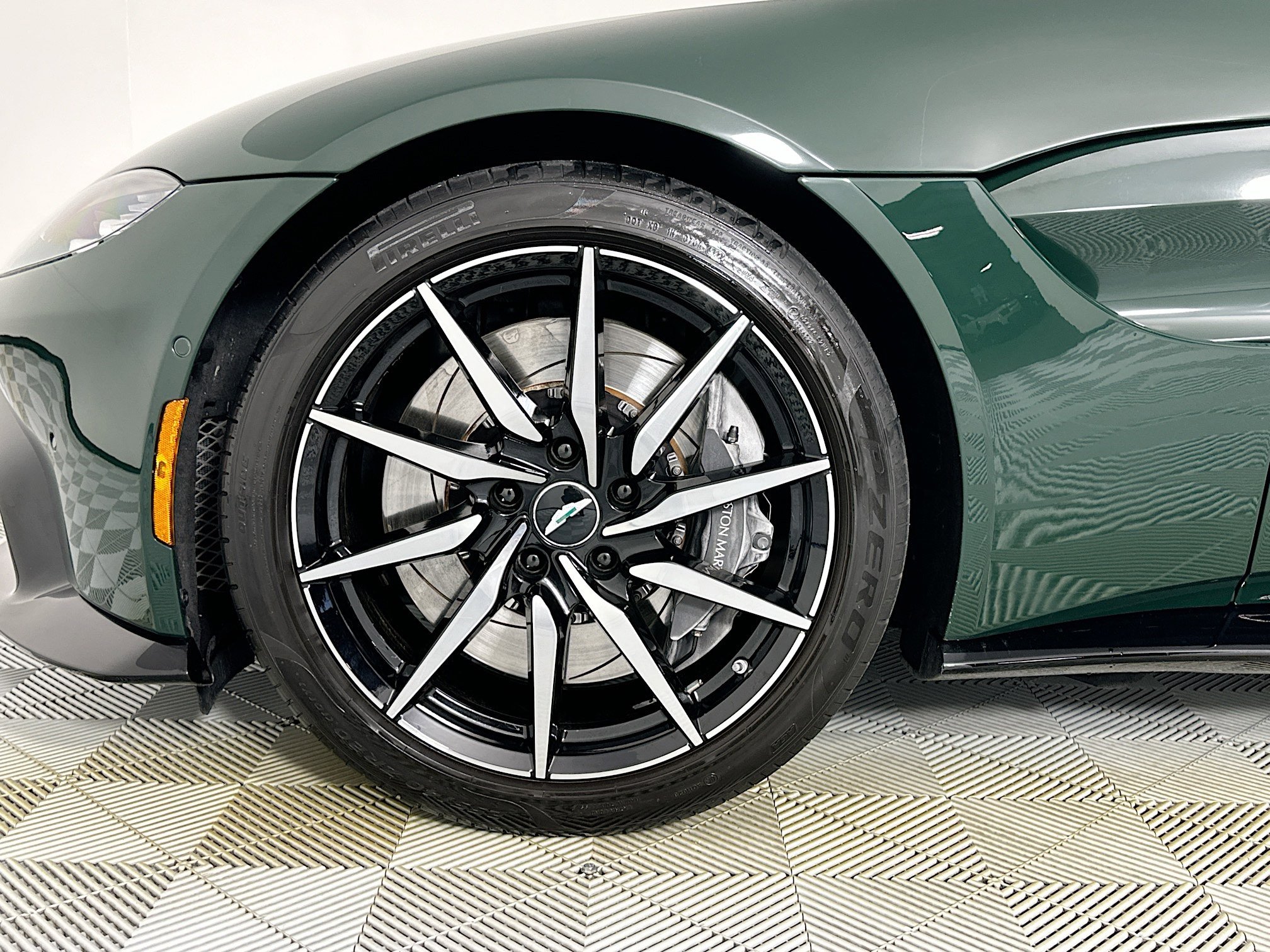 Used 2020 Aston Martin V8 Vantage Coupe image 4