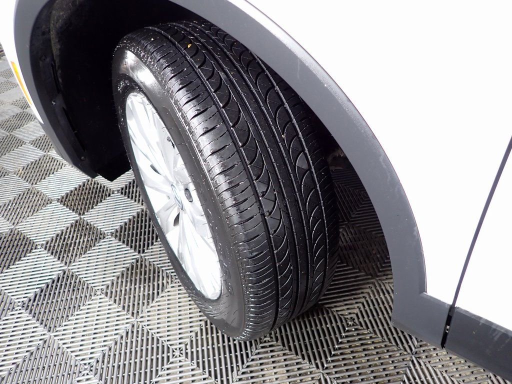 Used 2018 Volkswagen Tiguan S image 42