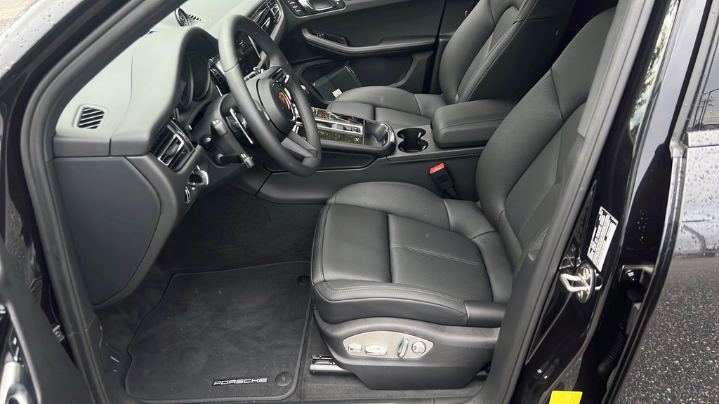 New 2026 Porsche Macan AWD/4WD image 5