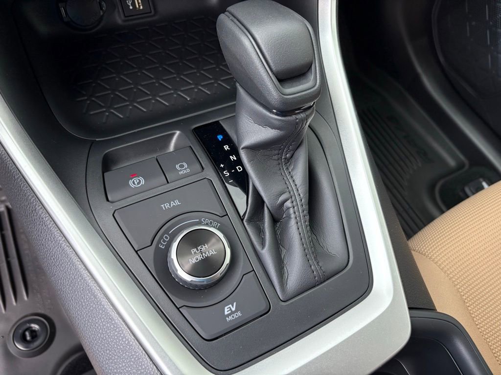 Used 2025 Toyota RAV4 LE image 22