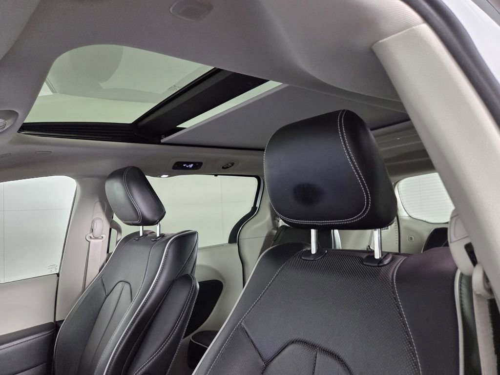 Used 2023 Chrysler Pacifica Limited w/ Uconnect Theater Family Group image 23
