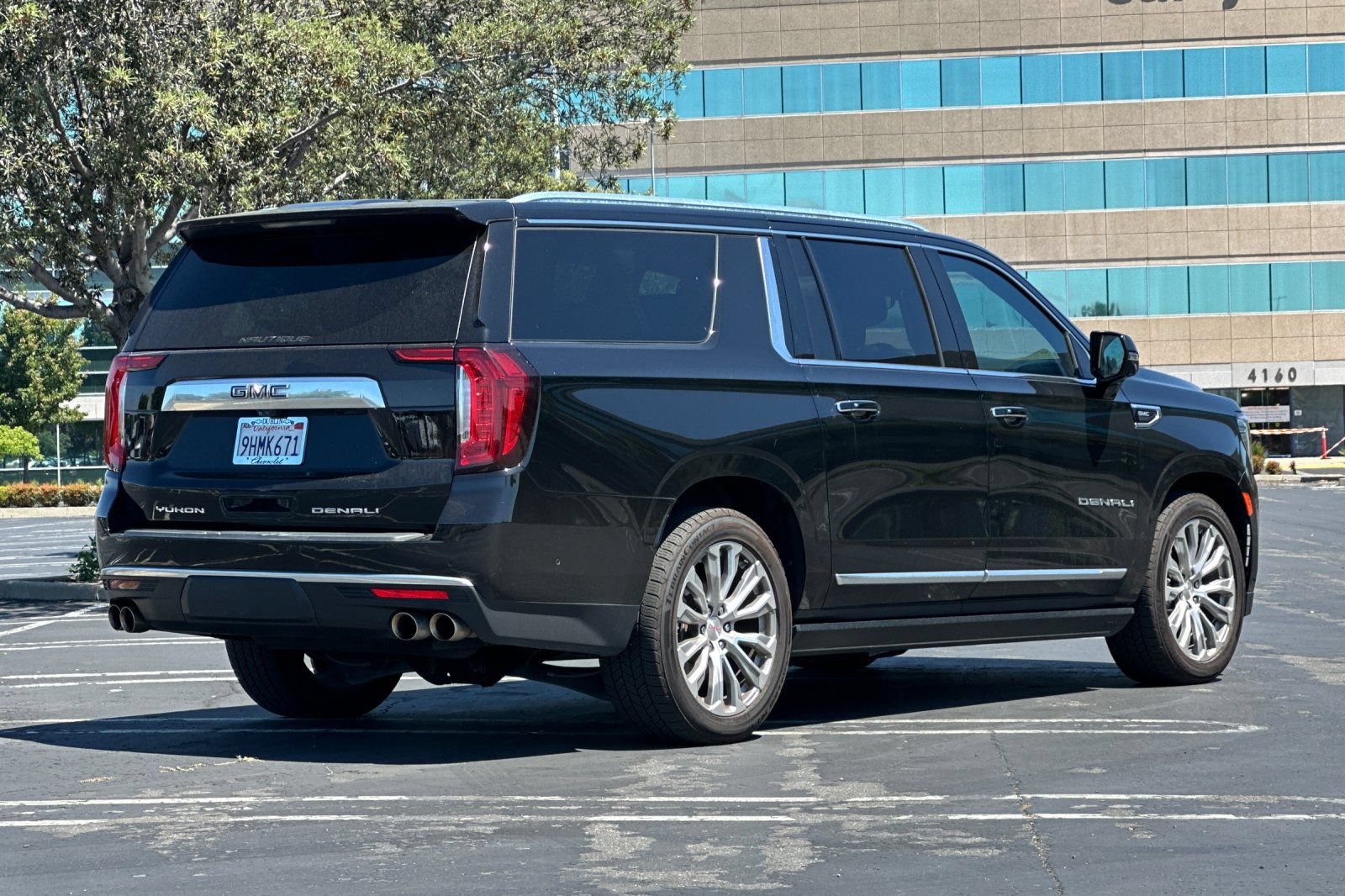 Used 2023 GMC Yukon XL Denali w/ Denali Reserve Package AWD/4WD image 4