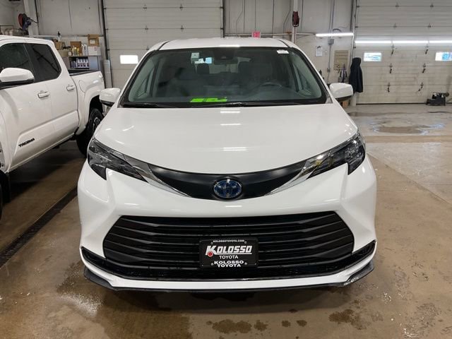 Used 2024 Toyota Sienna LE image 2