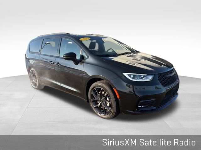 Used 2022 Chrysler Pacifica Touring-L w/ Uconnect Theater Family Group image 18