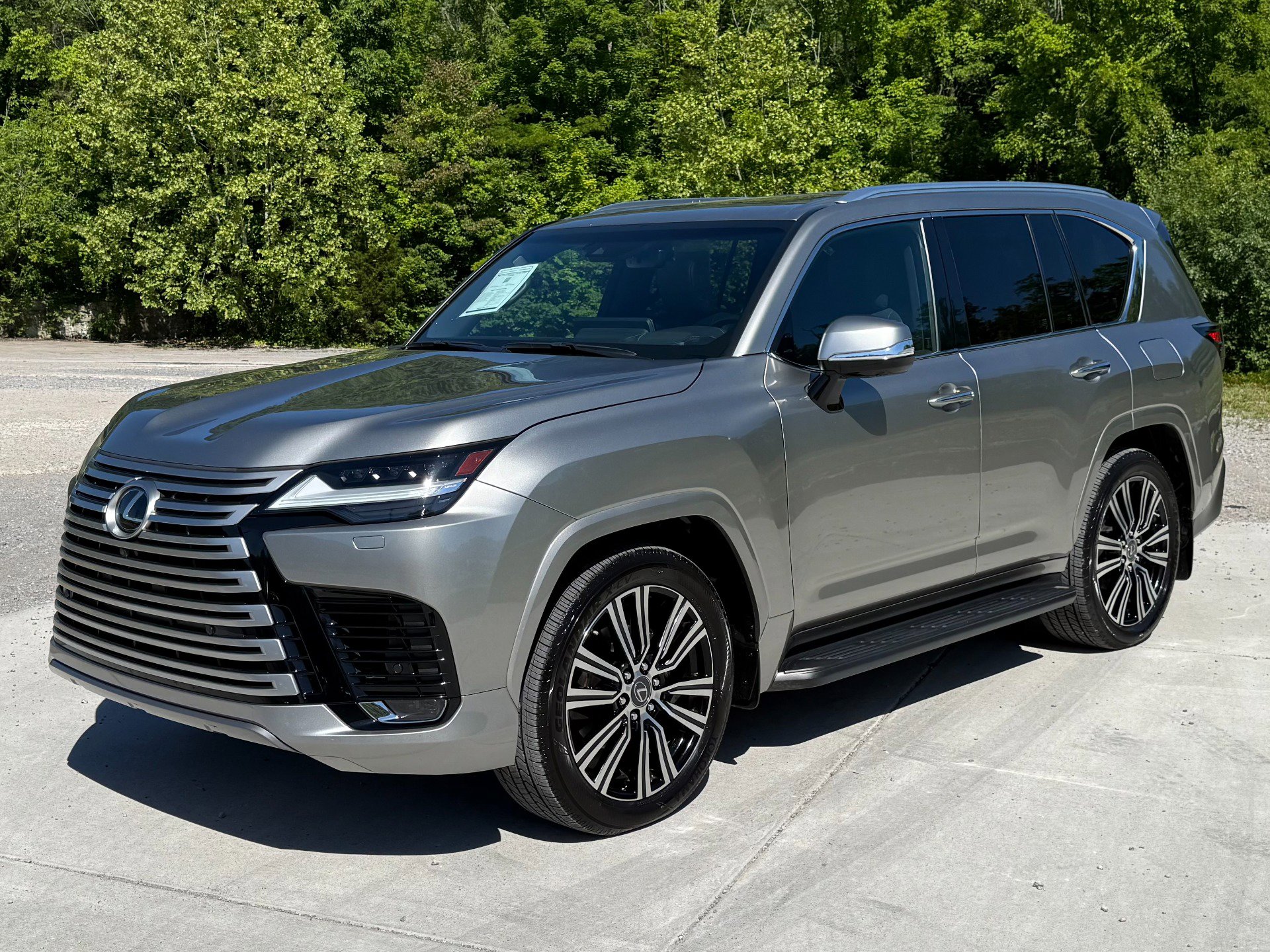 Used 2023 Lexus LX 600 4WD w/ Luxury Package image 2