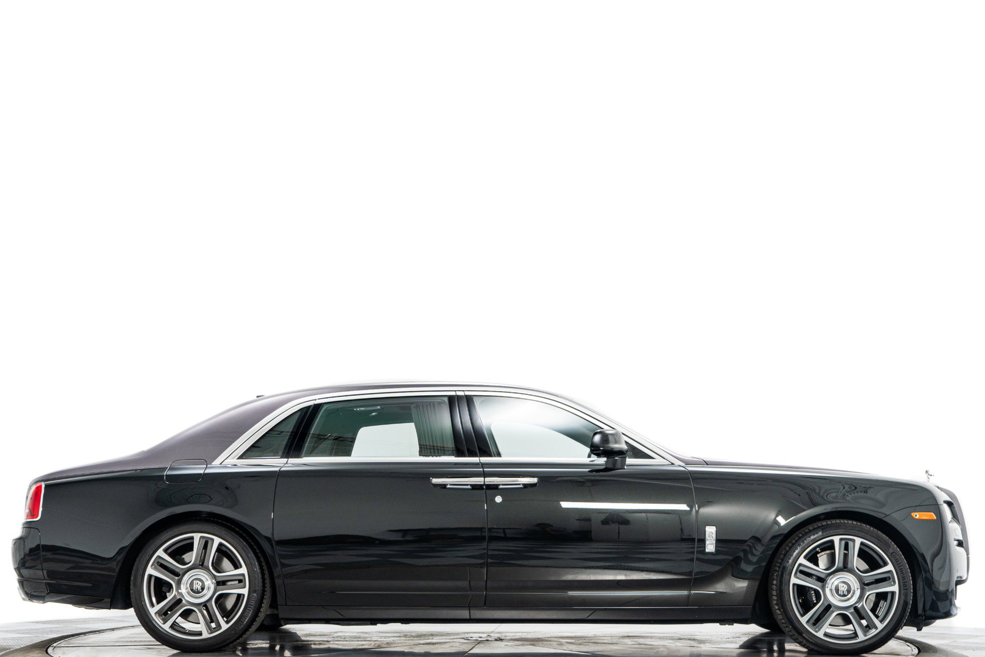 Used 2017 Rolls-Royce Ghost Extended Wheelbase image 2