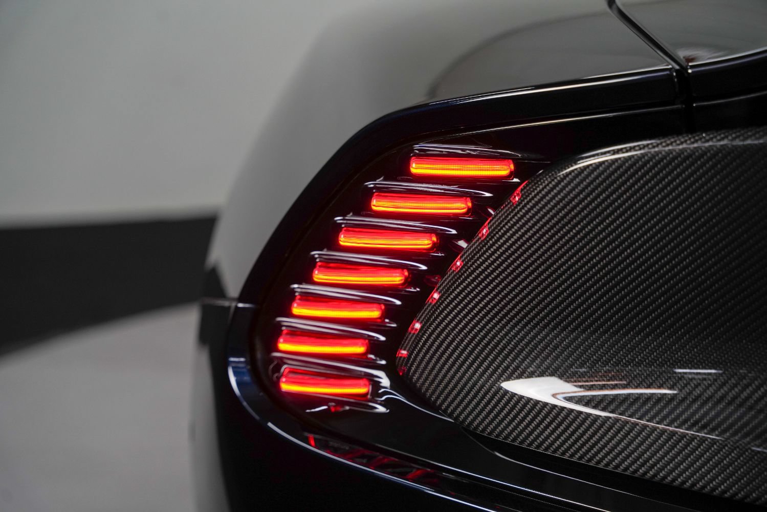 Used 2025 Aston Martin Vanquish RWD image 24
