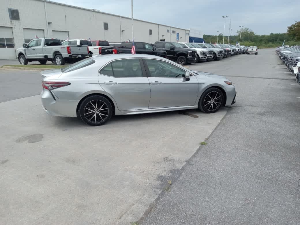 Used 2022 Toyota Camry SE FWD image 8