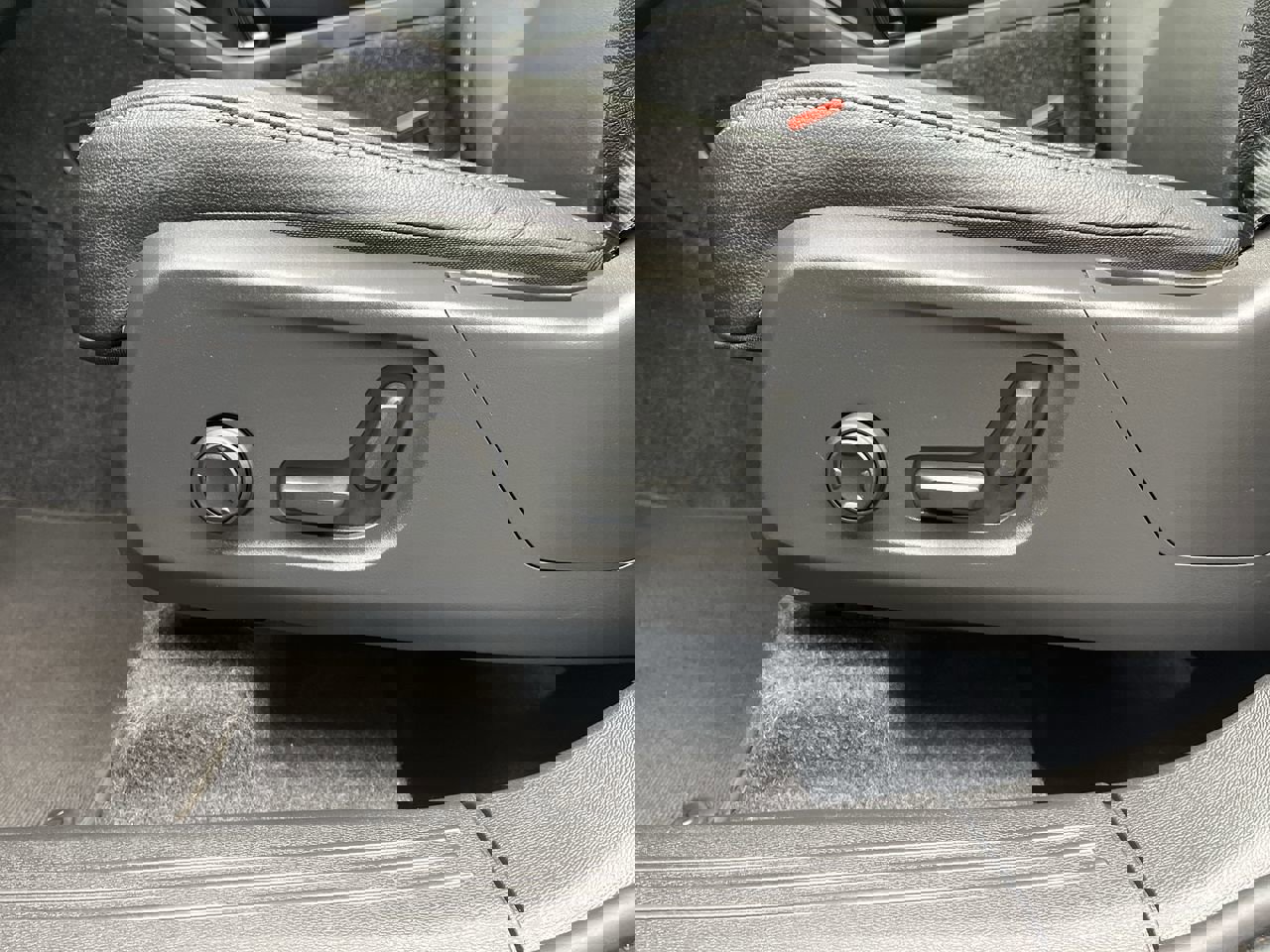 Used 2025 Volvo XC40 B5 Core image 11