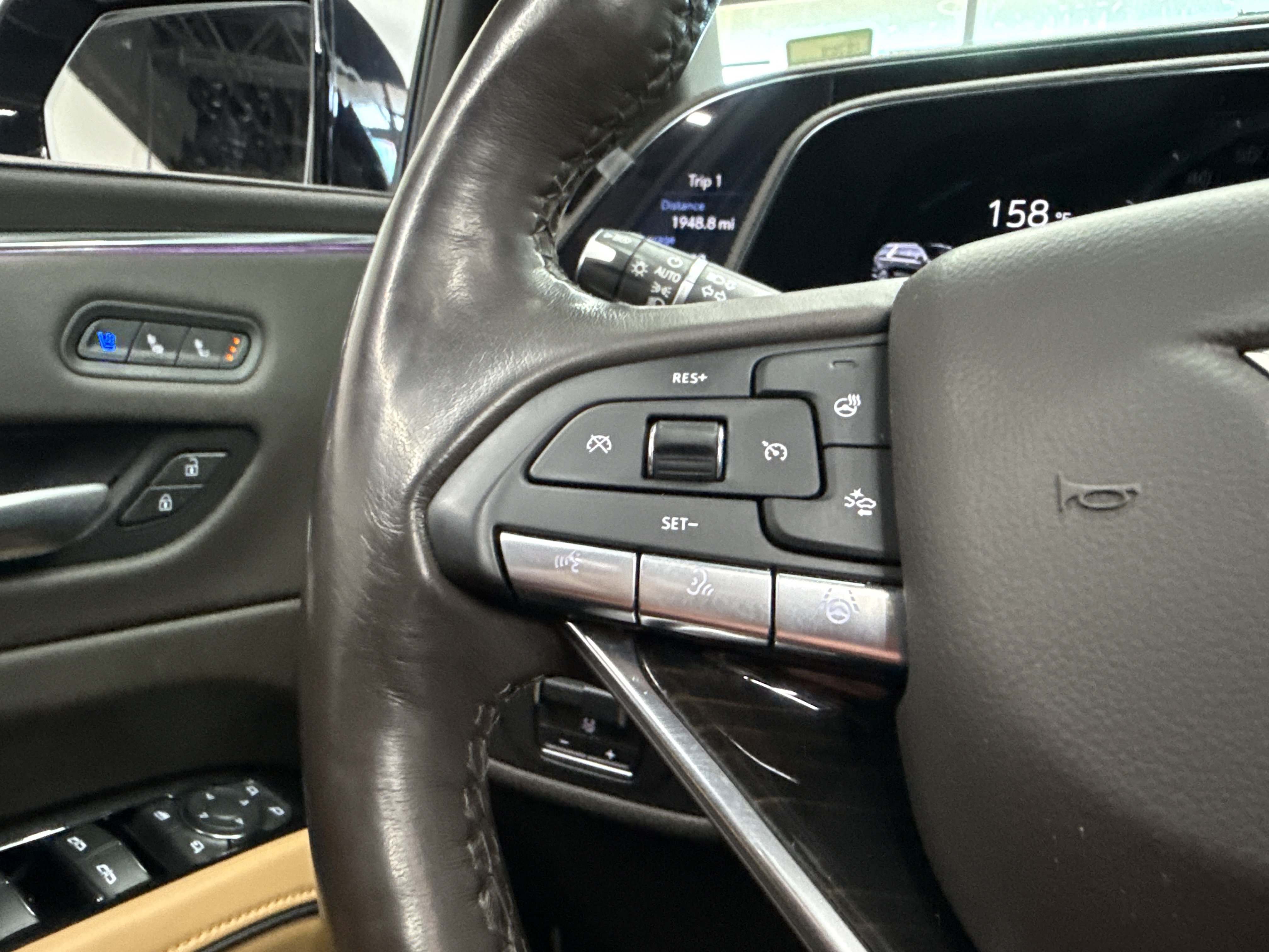 Used 2023 Cadillac Escalade Sport w/ LPO, Floor Liner Package AWD/4WD image 16