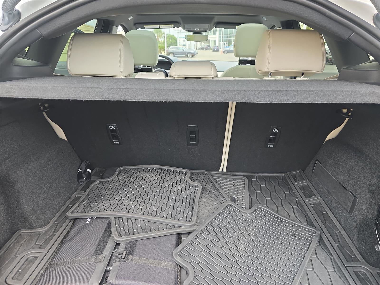 Used 2020 Jaguar E-PACE SE image 11