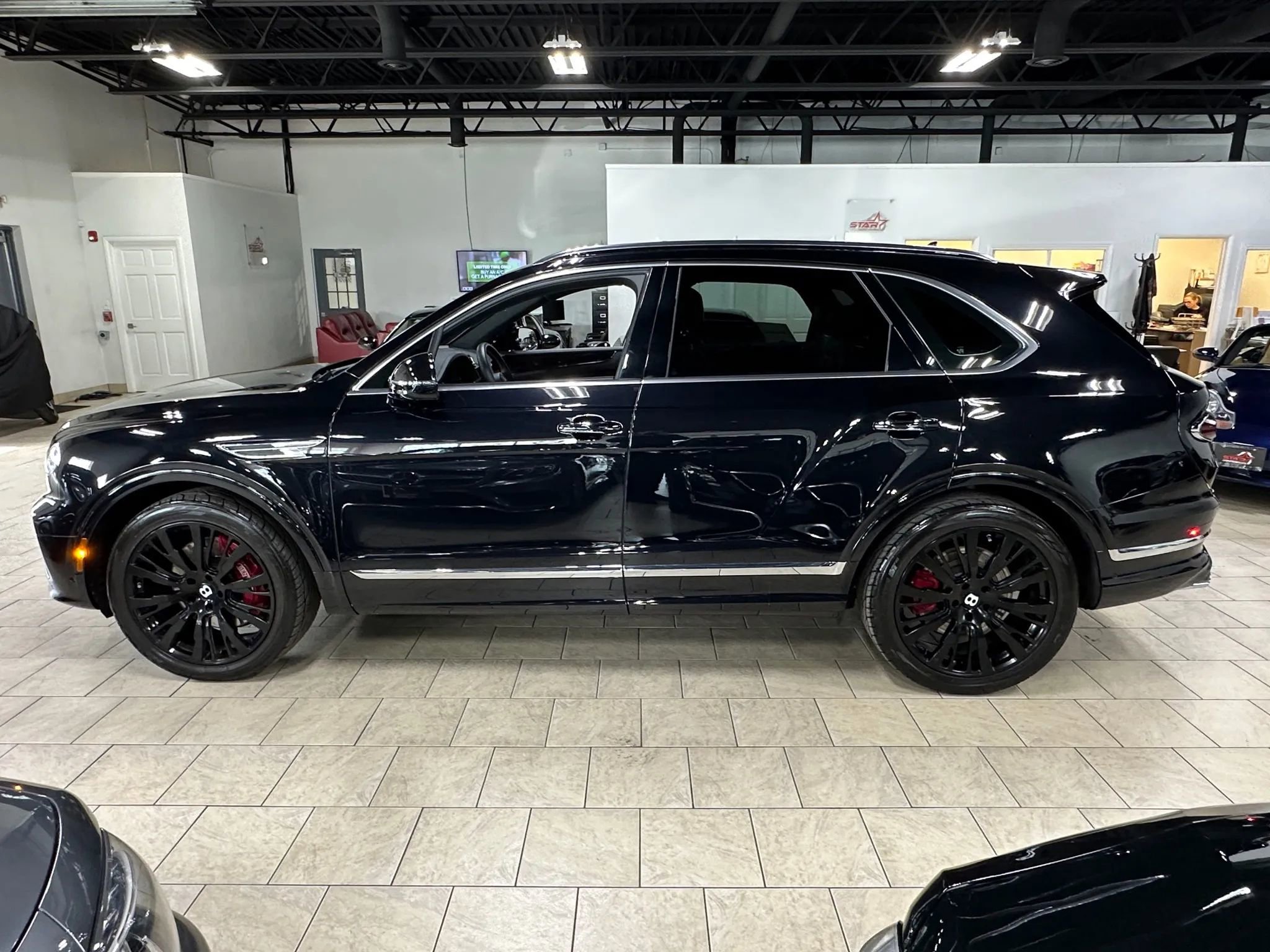 Used 2021 Bentley Bentayga image 22