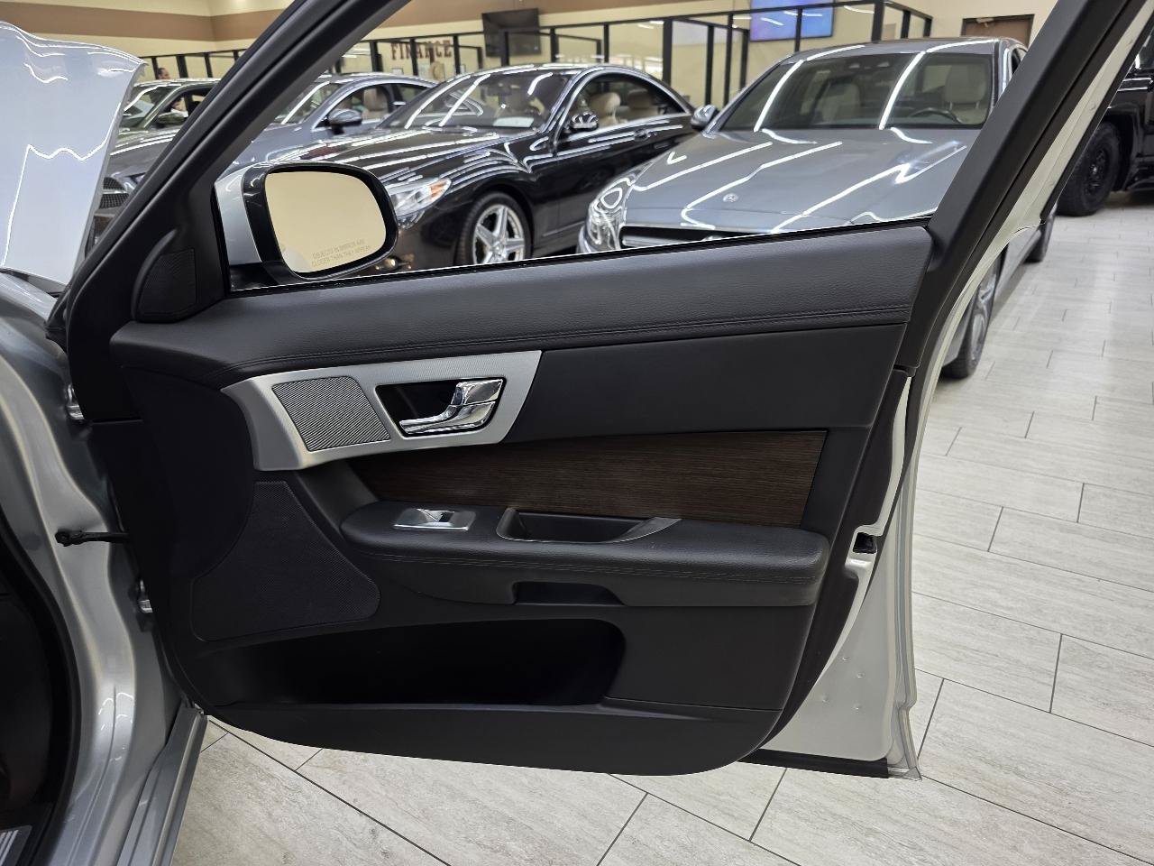 Used 2014 Jaguar XF RWD image 39